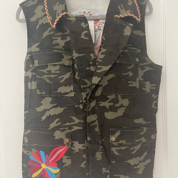 Hip length camo vest, Phoenix embroidery, patch pockets at hip size 2XL - Picture 11 of 14